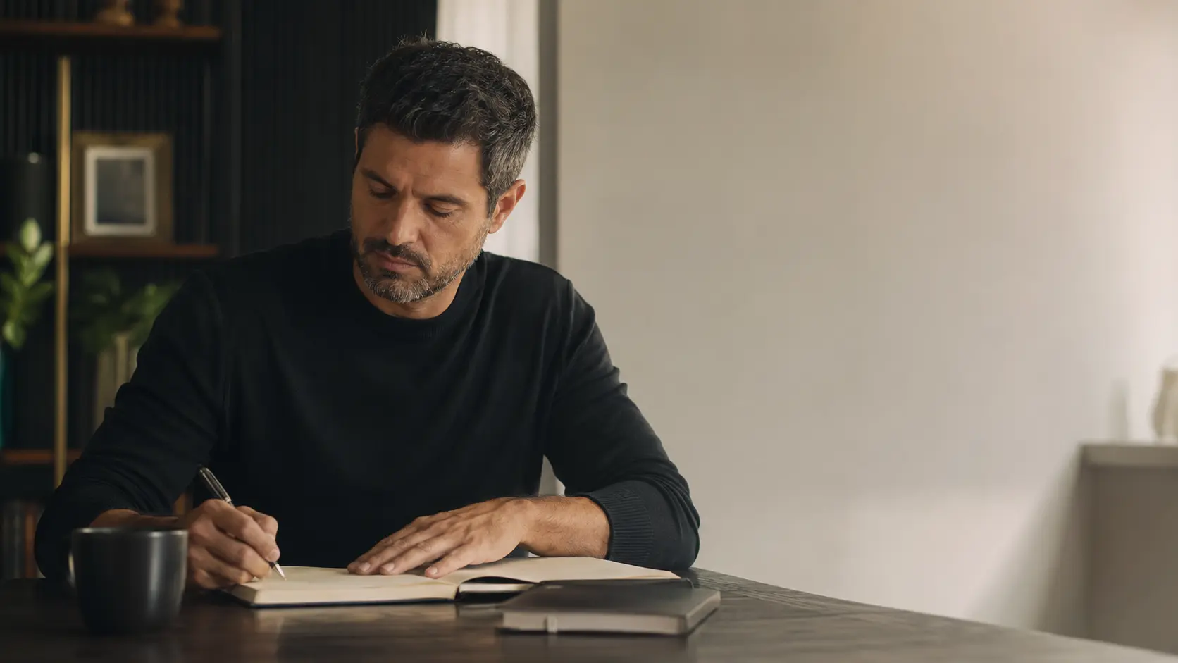 Homem planejando sua rotina no início do dia